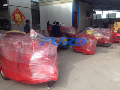 福瑞得機(jī)械座駕壓路機(jī)、大容量灌縫機(jī)，小型灌縫機(jī)包裝完畢準(zhǔn)備發(fā)貨