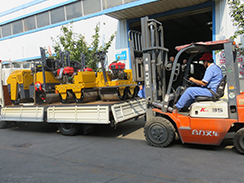 福瑞得機(jī)械4臺(tái)小型壓路機(jī)裝車發(fā)往河南。